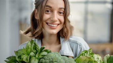 жінка з броколі