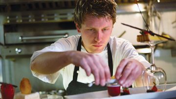 Шеф-кухар готує їжу без комах