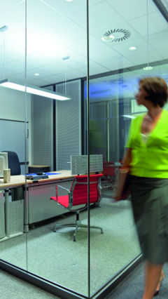 Женщина смотрит на освещение кабинета в компании Audi от Philips