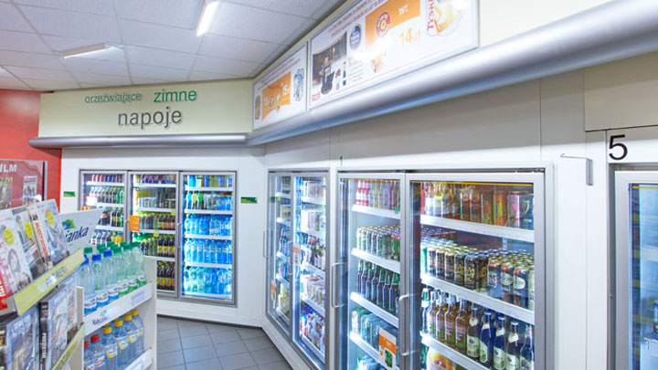 Холодильники в магазине на заправке BP в Кракове, Польша