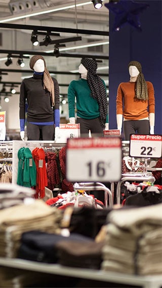 Правильное освещение отдела модной одежды в магазине Carrefour Santiago привлекает покупателей