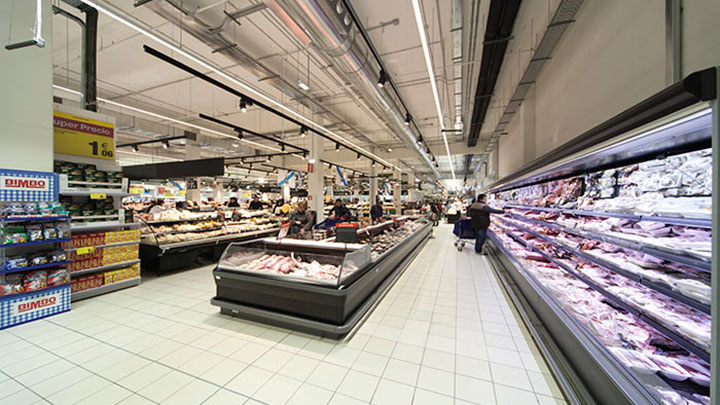 Покупатели Carrefour Santiago судят о свежести мяса и рыбы по их внешнему виду.