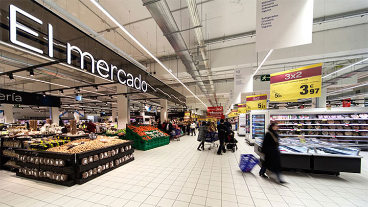 Супермаркет Carrefour Santiago, освещенный при помощи светодиодных технологий и интеллектуальной системы управления освещением.