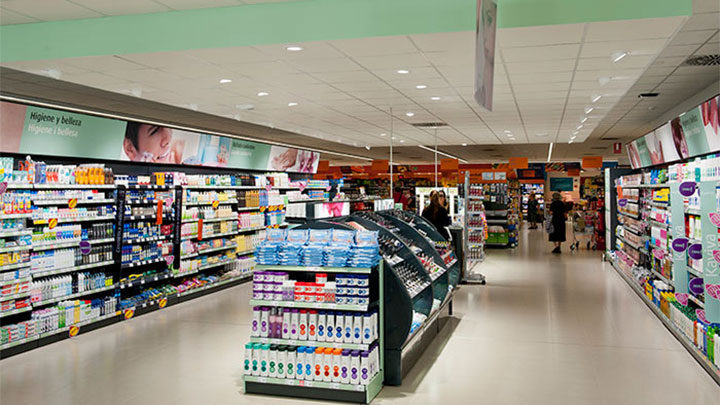 Освещение проходов между товарными рядами направляет покупателей в супермаркете Consume (Валенсия)