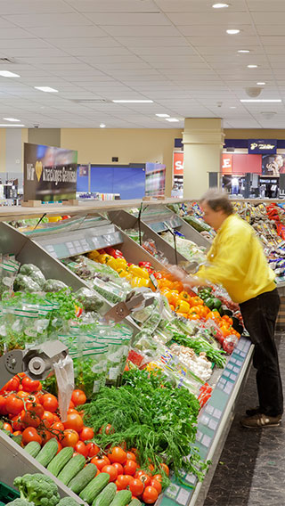 Овощной отдел магазина Edeka Glückstadt освещен при помощи решений Philips Lighting для свежих продуктов