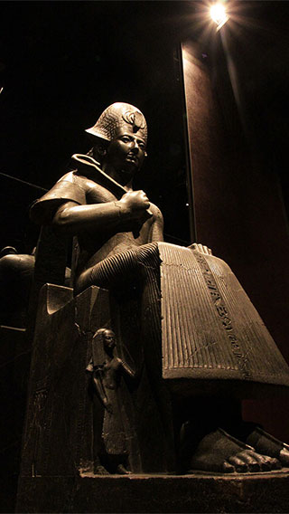 Статуя на троне в Египетском музее, освещенная современными светодиодными лампами Philips
