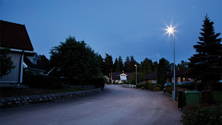 Улица в жилом районе в Энчепинге, Швеция, освещенная с помощью световых решений Philips для городского освещения 