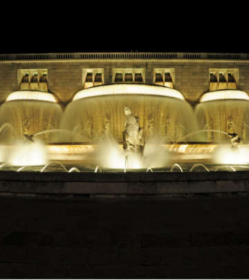 Зрелищный вид на Монументальный фонтан в Лиссабоне, Португалия, создает впечатляющий 