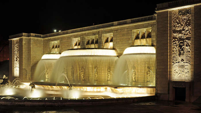Освещение, созданное компанией Philips, превратило Монументальный фонтан в привлекательную достопримечательность в ночное время 
