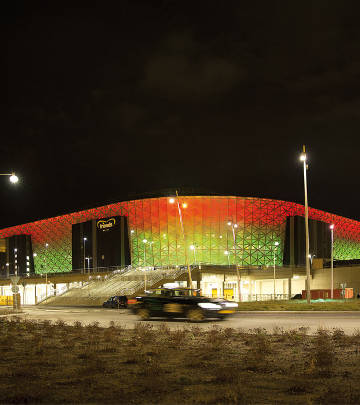 Фасад стадіону Френдс Арена (Швеція) у переливчастих барвах 
