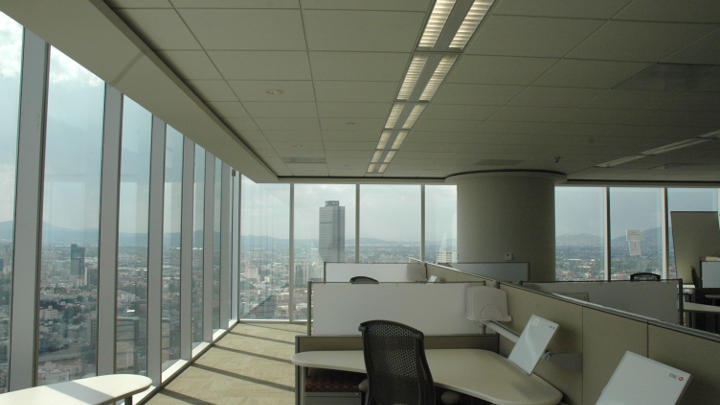 Робоча зона в хмарочосі HSBC з виглядом на фасад будівлі, освітлений обладнанням Philips