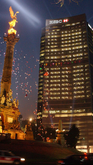 Фасад HSBC Tower — ночное освещение с применением световых решений Philips