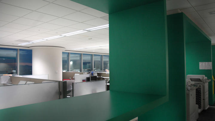 Яскраво освітлений офіс у банку HSBC зі світлотехнікою Philips