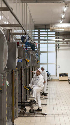 Співробітники в приміщенні заводу Hero (Іспанія), де встановлено енергоефективні світлодіодні світильники Philips