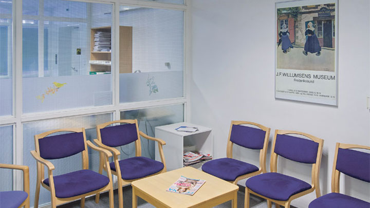  Кімната для очікування в лікарні Хольбека (Данія) зі спеціальними вбудованими світильниками Philips для медичних закладів