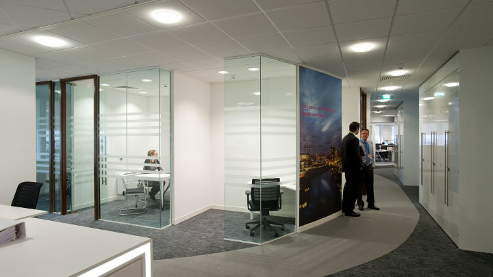 Коридор здания Olympic House Манчестерского аэропорта, освещенный светодиодными световыми решениями Philips для офисов