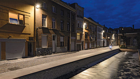 Улица вдоль канала, освещенная при помощи городского освещения Philips