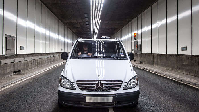 Автомобиль в туннеле Meir 