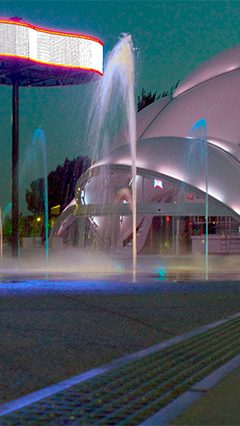 На площі Плаза-дель-Міленіо світлодіодне ландшафтне освітлення Philips створює неймовірні світлові сценарії, що гармонійно поєднуються
