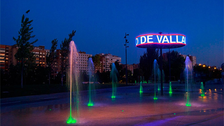 Яскраво освітлені світлотехнікою Philips фонтани на площі Плаза-дель-Міленіо