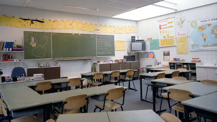 Класи в початковій школі з установленими економними лампами Philips