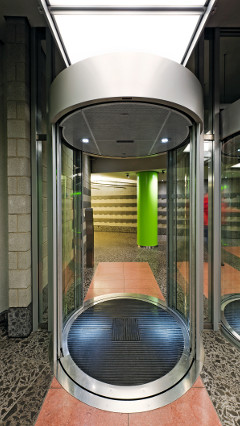  Вход в здание компании Provinzial Rheinland Versicherung AG освещен с использованием современного светового решения от Philips 