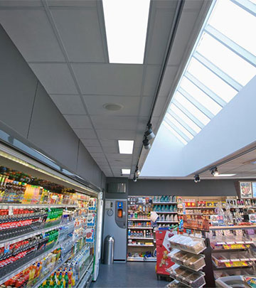 Холодильники в магазині Q8 Qvik to go з енергоефективним освітлювальним обладнанням Philips 