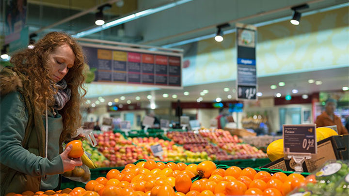 Продукты, освещенные лампами Philips в магазине Real (Эссен, Германия)