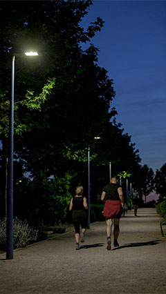 Бегущие люди в Ривасе, освещенные с применением световых решений Philips