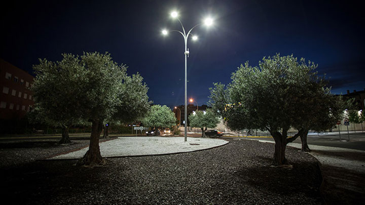 Городская зона в Ривасе, Испания, освещенная с применением наружного освещения Philips 