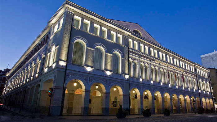 Ландшафтное освещение театра «Калдерон», Вальядолид, созданное компанией Philips Lighting