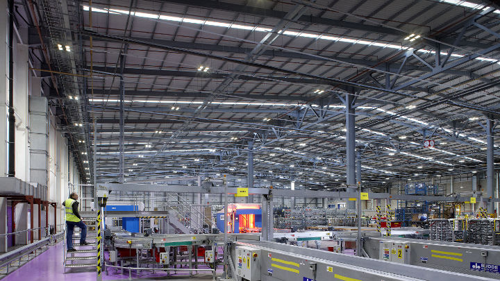 Складские помещения Royal Mail NDC освещены при помощи промышленных систем Philips Lighting
