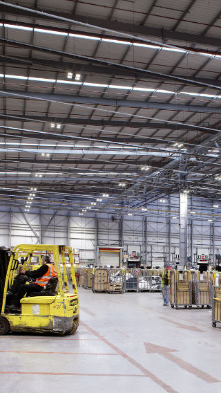Освещение складских помещений Royal Mail NDC при помощи энергоэффективных светодиодных технологий Philips Lighting