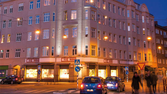 Мост Schougen’s в Мальмё, освещенный светодиодными светильниками Philips, закрепленными на простейшей системе тросов.