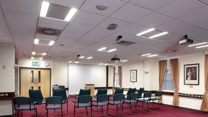 Конференц-зал в окружном совете Седжмура освещен встраиваемыми светильниками CoreLine от Philips Lighting