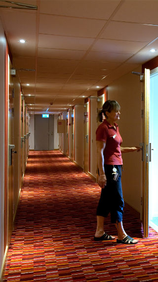 Женщина в коридоре отеля Spar, освещенном лампами Philips