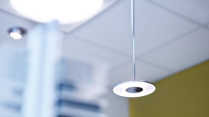 Энергосберегающий светильник Philips DaySign Solo, подвешенный в офисе Strijp-S