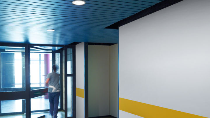 Яскраво освітлений за допомогою обладнання Philips коридор офісу Strijp-S