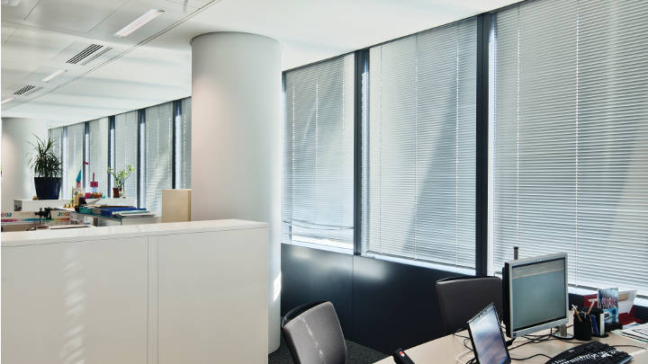 Офисные светильники Philips встроены в потолок офиса в Tour Sequana 