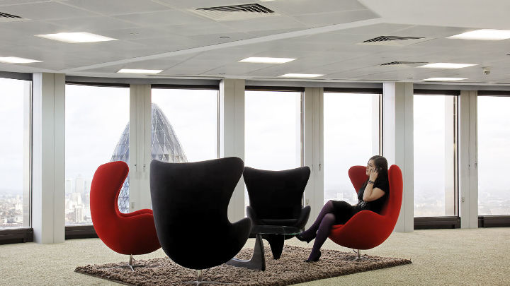 Зона отдыха в Tower 42, освещенная с применением световых решений Philips Lighting