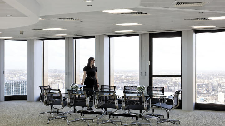 Системы управления офисным освещением Philips дополнительно освещают эту комнату для встреч в здании Tower 42 и обеспечивают ее экологическую безопасность
