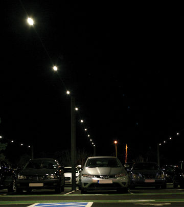 Автостоянка Wembley Red Car Park в ночи