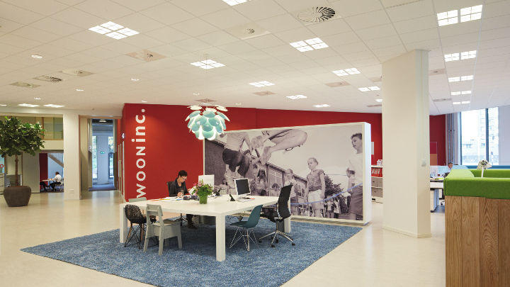 Wooninc, освещенный с применением энергосберегающих световых решений Philips для офиса 