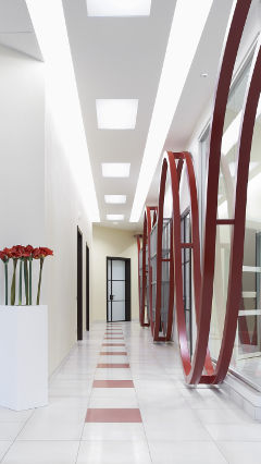 Коридор в офисе компании AB Group в Италии освещен с применением офисных световых решений Philips
