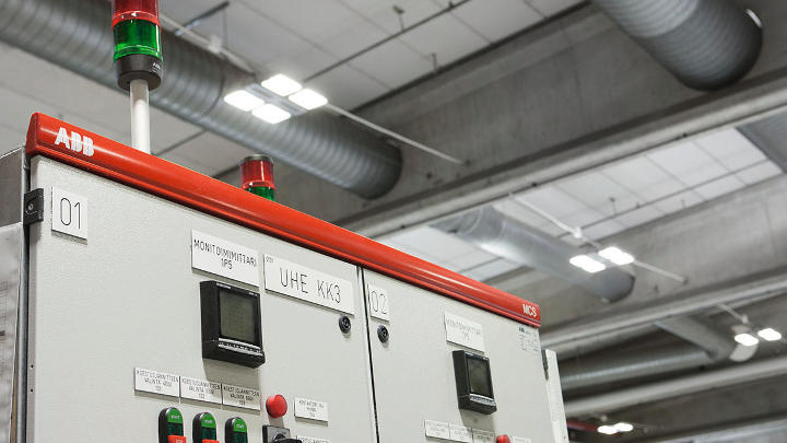 Управление подразделением ABB Drives, освещенным Philips Lighting
