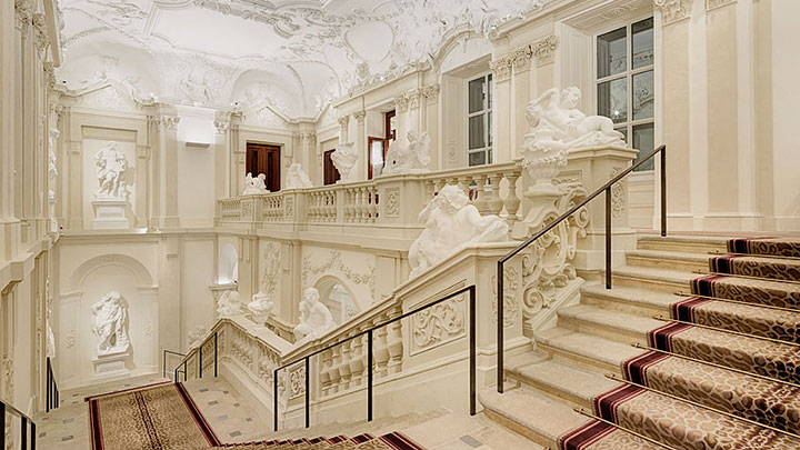 Освещение лестницы, спроектированное компанией Podpod © Palais Liechtenstein GmbH  Фото Jansenberger photografiedesign