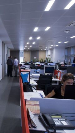 Сотрудники E.ON Spain продуктивно работают в атмосфере, созданной энергосберегающими светодиодными решениями Philips Lighting
