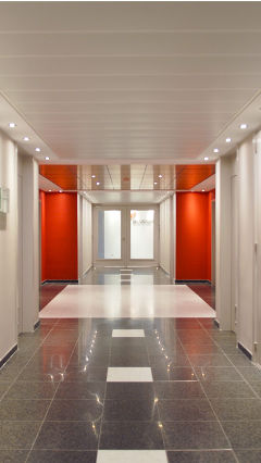 Эффективно освещая проходные помещения с помощью световых решений Philips для офисов