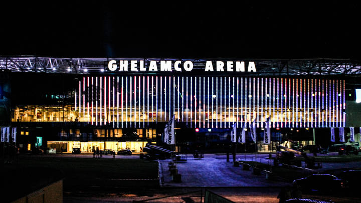  Неймовірно яскравий фасад і добре освітлене поле стадіону Геламко Арена із системами Philips для спортивних об’єктів 
