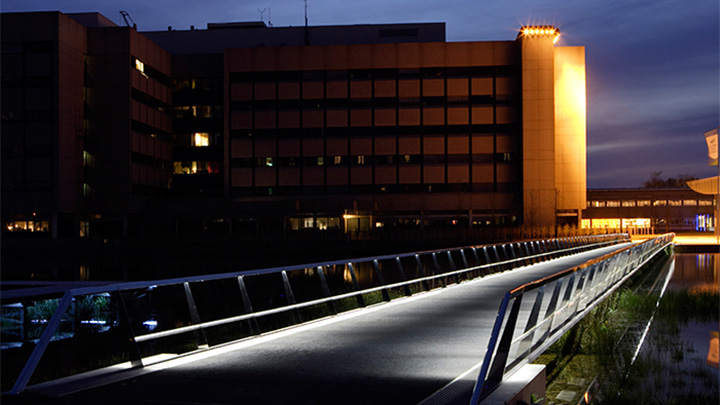Мост в High Tech Campus, эффективно освещенный при помощи решений Philips для улиц. 